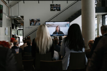 Publikum schaut vorne zur Präsentationswand